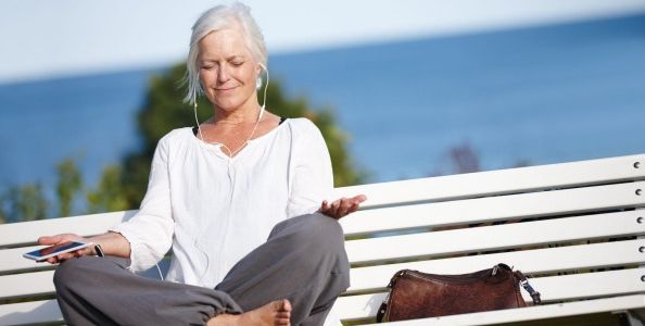 kobieta medytująca na zewnątrz - Mindfulness Meditation App
